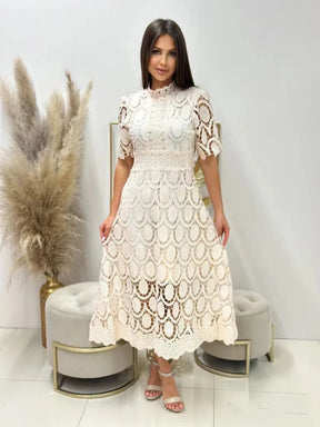 Vestido de Renda Francesa com Gola Alta - Loja Luniva