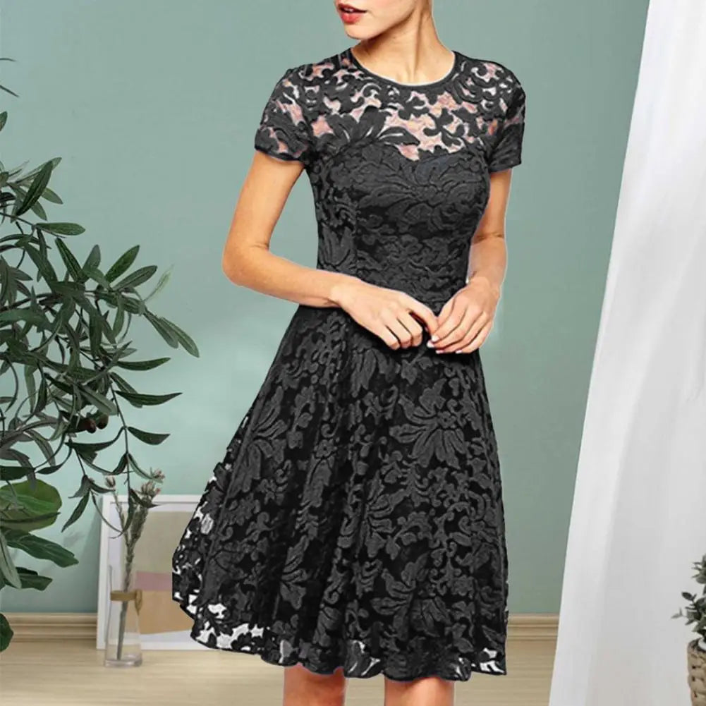 Vestido Curto Bordado com Flores de Renda - Loja Luniva
